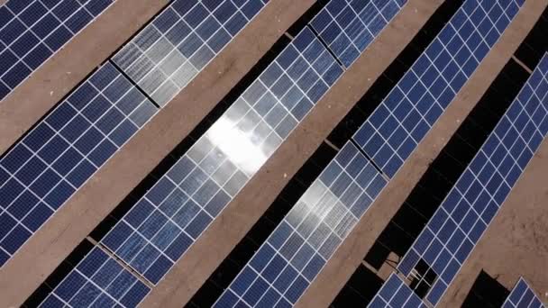 Letecký pohled na blízké solární panely, v poušti. — Stock video