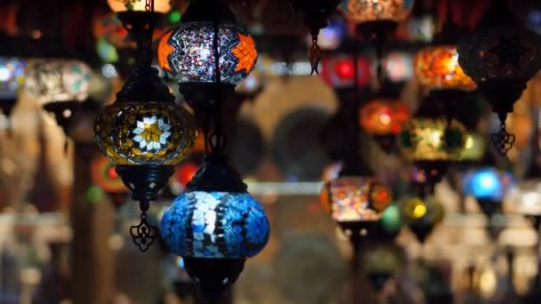 Caméra se déplaçant à travers les lampes turques traditionnelles la nuit — Video