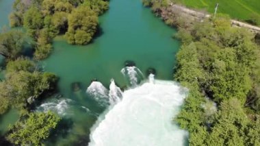 Manavgat Şelalesi Antalya Türkiye'de hava görünümünü. Uçağın Shot.