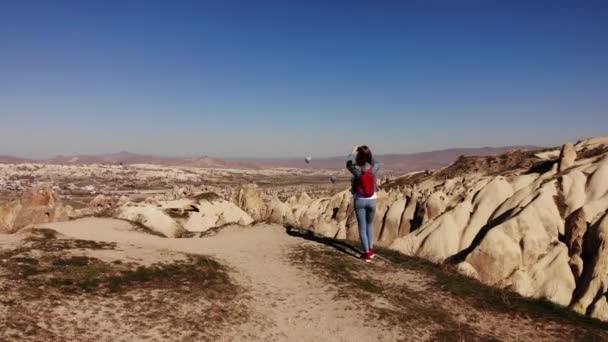 AEREALE. Giovane donna fotografare bellissimo paesaggio con tablet digitale in piedi sulla cima della montagna — Video Stock