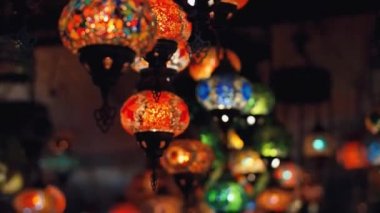 Slowmotion. Fotoğraf makinesi gece zaman geleneksel Türk lambaları hareketli
