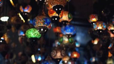 Slowmotion. Fotoğraf makinesi gece zaman geleneksel Türk lambaları hareketli