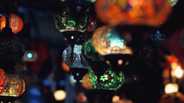 Fotocamera che si muove da destra a sinistra attraverso le tradizionali lampade turche durante la notte — Video Stock
