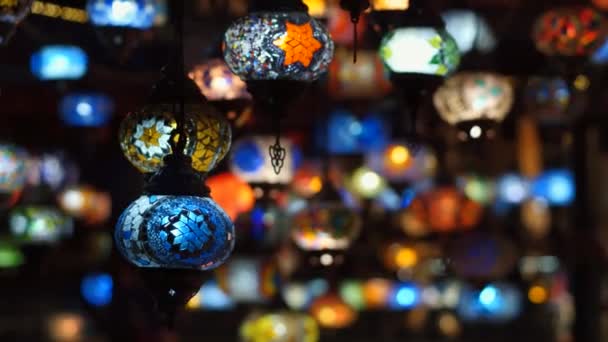 Reisekonzept. Zeitlupe. Kamera fährt nachts durch traditionelle türkische Lampen — Stockvideo