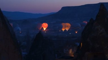 Sıcak hava balonları kalkışa hazırlanıyor. Meşhur gezi Kapadokya 'sı. Hava balonlarının ışıkları.