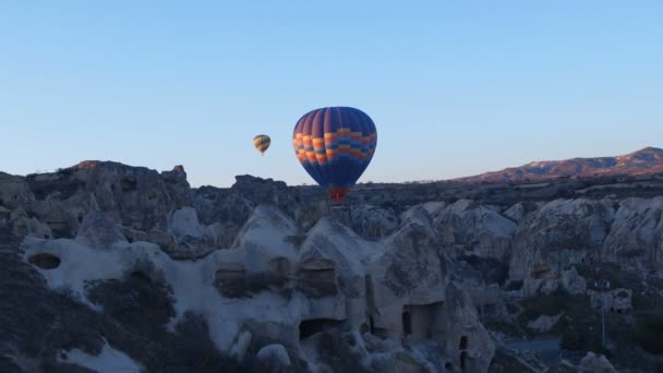 Türkiye 'nin Kapadokya kentindeki dağlık arazi üzerinde uçan sıcak hava balonları. — Stok video