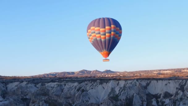 Воздушные шары, летящие над горным ландшафтом Каппадокии, Турция. — стоковое видео