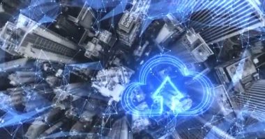 Modern ve akıllı şehir mavi ton Cityscape, veri iletişimi ve bulut bilişim ağ kavramı üzerinde ağ bağlantısı ve bulut depolama teknolojisi kavramı. Buluttan 5g grafikine taşınan kamera.