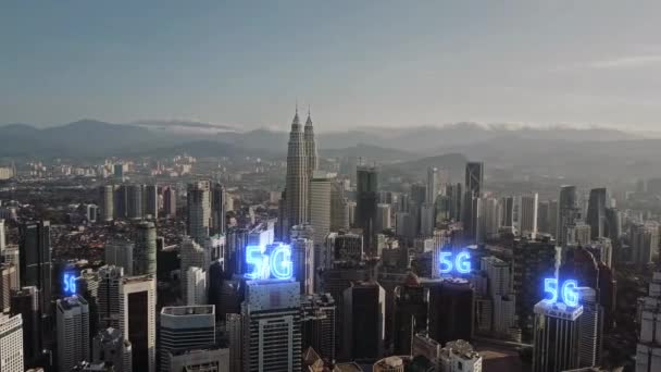 Antenne. 5g netwerk draadloze systemen met moderne skyline van de stad — Stockvideo