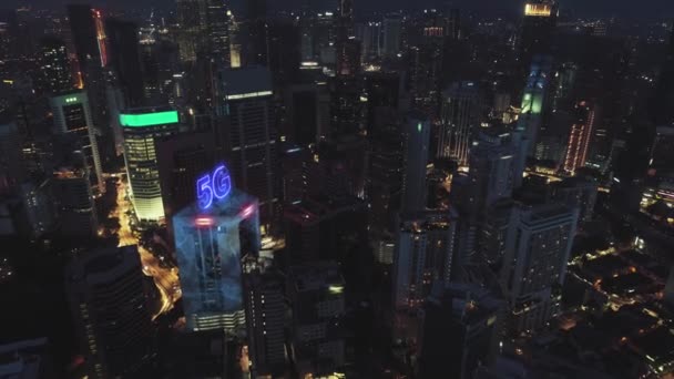 AERIAL. Sistemas inalámbricos de red 5G con horizonte moderno de la ciudad por la noche — Vídeos de Stock