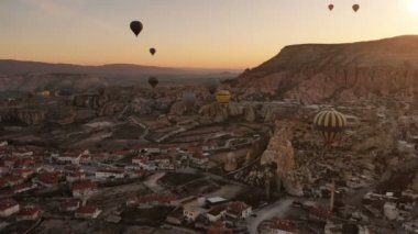 Gün batımı sıcak hava balonları bir dağ Kapadokya Göreme Milli Parkı Türkiye'nin turistik açılış