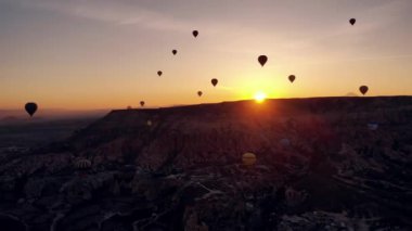 Gün batımı sıcak hava balonları bir dağ Kapadokya Göreme Milli Parkı Türkiye'nin turistik açılış