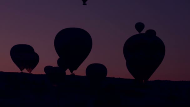 Scena del tramonto in mongolfiera. Aria calda cesto palloncino tramonto silhouette. — Video Stock