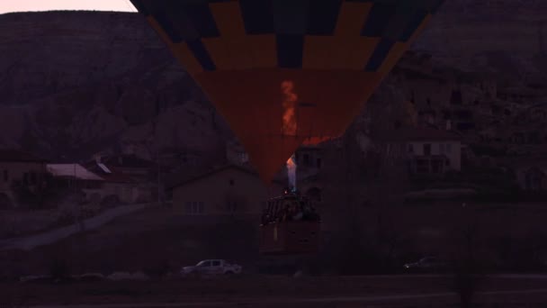 Close up Sunset hot air balloon ride scene. Hot air balloon basket sunset with fire flashing at early morning time. — Stock Video