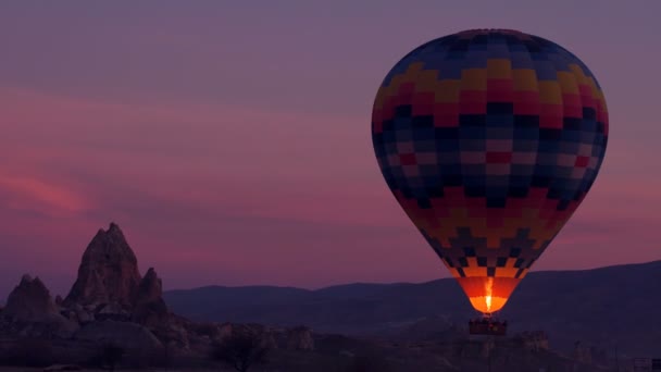 Hight kalitesinde 4k görüntüleri Sunset sıcak hava balonu sürüş sahnesi kadar kapatın. Sıcak hava balonu sepeti gün batımı ile yangın sabahın erken saatlerinde yanıp sönen. — Stok video