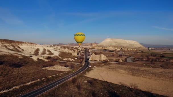 Sabah saat gündoğumu veya günbatımı de akşam gökyüzünde yalnız bir balon uçuşu. Hava veya macera seyahat — Stok video