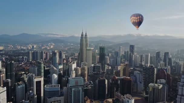 Hermoso paisaje urbano panorámico en la metrópolis moderna con colorido festival de globos de aire caliente en el cielo de verano. Viajes de vacaciones panorama ciudad fondo. — Vídeo de stock