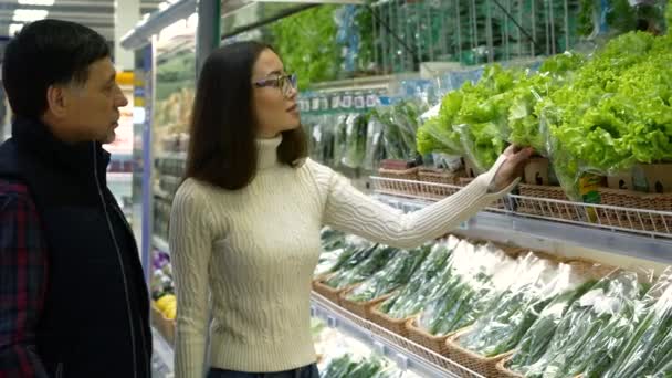 Padre con hija eligiendo productos en el supermercado . — Vídeo de stock