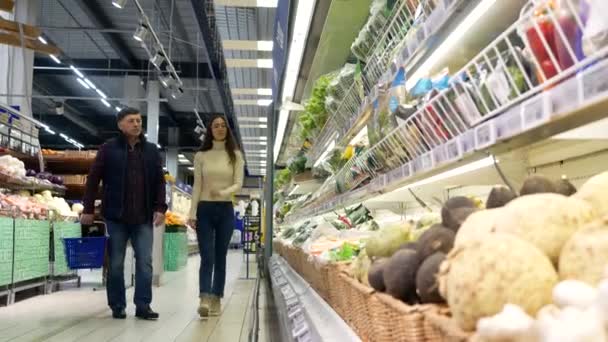 Vater mit Tochter bei der Warenauswahl im Supermarkt. — Stockvideo