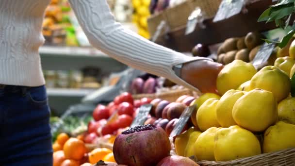 Mujer en el mercado de frutas con manzana en la mano. frutas y verduras. un montón de frutas. mercado. tienda. fondo. cítricos. comida saludable. Comida natural. salud. VEGETARIANO. dieta — Vídeos de Stock