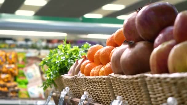 Asijská žena na ovocným trhu s oranžovou v ruce. ovoce a zeleninu. hodně ovoce. Trhu. Úložiště. Pozadí. cituses. zdravé jídlo. Přírodní.. Potravin. Zdraví. Vegetariánská. Stravy — Stock video