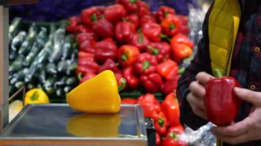 Süpermarkette terazi üzerinde farklı renk biber kapatın. Sağlıklı gıda için tazelik pazarı.