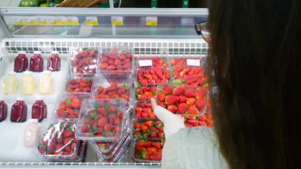 Mujer asiática comprando fresas . — Vídeo de stock