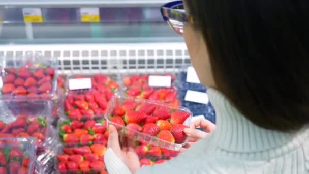 Asian woman buying strawberries. — Stock Video