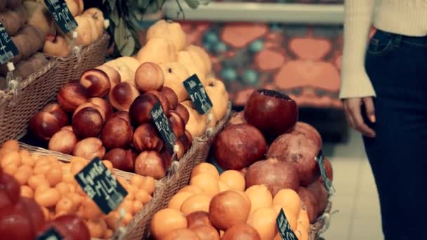 Surtido de frutas frescas en el mercado . — Vídeo de stock