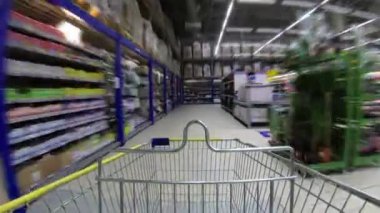 .Panorama. Raflar aracılığıyla boş alışveriş sepeti ile Süpermarket koridor. Hızlı hız. Hızlı yakalama.