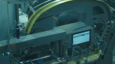 Ambalaj ve karton üretimi için büyük bir matbaada Modern makineler.