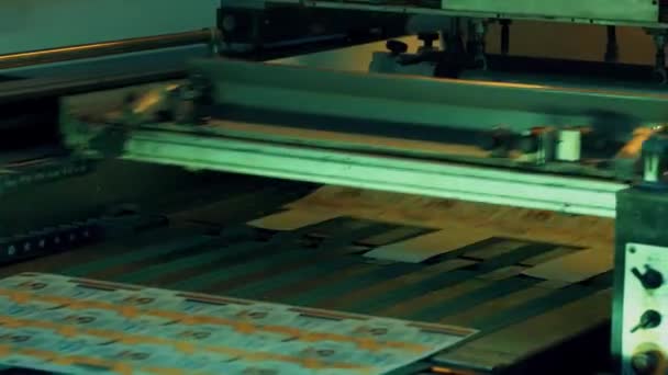 The equipment for a fastening of packaging cut in a modern printing house. — Stock Video