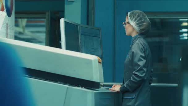 A High Tech Factory-ázsiai mérnök használja Computer programozás pick és a Place elektronikus gépek. — Stock videók