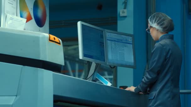 On High Tech Factory Asian Woman Engineer Usa Computador para Programação Pick and Place Máquinas Eletrônicas . — Vídeo de Stock