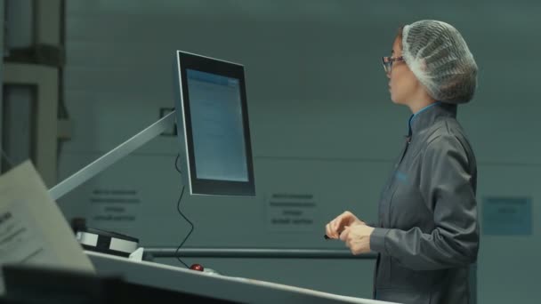 工場でコンピュータにうっとりするアジアの女性エンジニアの肖像. — ストック動画