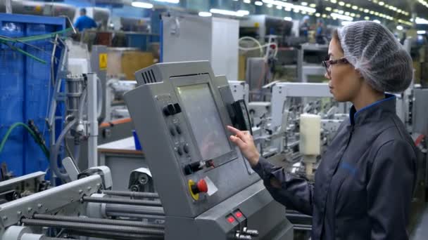On High Tech Factory Asian Woman Engineer Uses Computer for Programing Pick and Place Electronic Machinery. — Stock Video