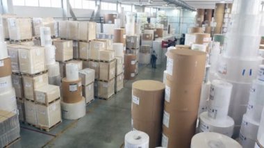 Birçok karton kutular, modern depo iç. Üstte görüntü.