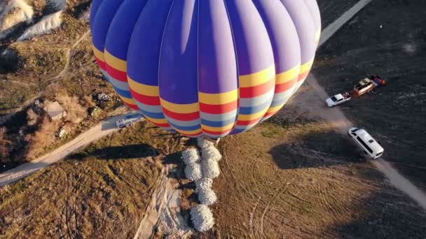 Macchina fotografica che si muove sopra e intorno a pallone aerostatico enorme — Video Stock