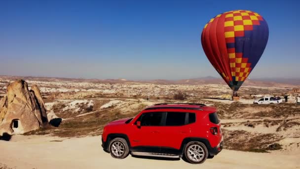カッパドキア、ゴーメ国立公園の山の風景の上に熱気球トルコ. — ストック動画