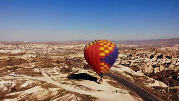 カッパドキアの上からの熱気球着陸図 — ストック動画