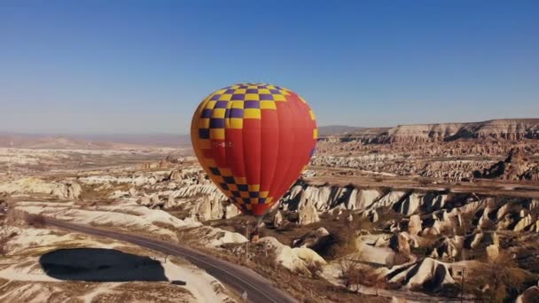 Luchtvaartmaatschappij. Drone beelden van enorme rode kleur luchtballon. — Stockvideo
