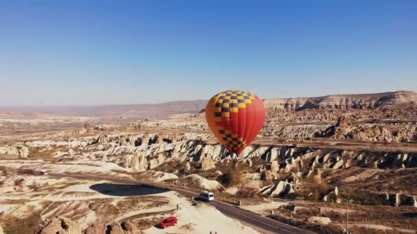 AERIAL. Imagens de drone de balão de ar enorme cor vermelha. — Vídeo de Stock