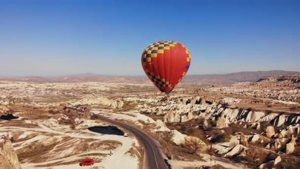 Luchtvaartmaatschappij. Drone beelden van enorme rode kleur luchtballon. — Stockvideo