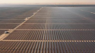 AERİAL. Çöldeki devasa güneş enerjisi santralinin en üst görüntüsü.