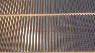 Hava. Arka planda gün batımı ile Güneş Çiftliği üzerinde güzel gün batımı