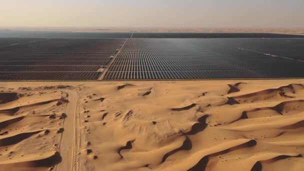 AERIAL. Vista superior de la enorme planta de energía solar en el desierto. — Vídeo de stock