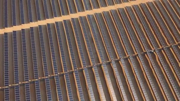 AERIAL. Vista superior da enorme planta de energia solar no deserto. — Vídeo de Stock