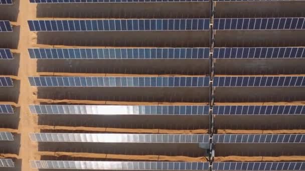 AERIAL. Belo pôr do sol sobre Solar Farm com pôr do sol no fundo — Vídeo de Stock