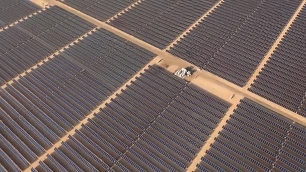 AÉRIAL. Beau coucher de soleil sur Solar Farm avec coucher de soleil sur le fond — Video