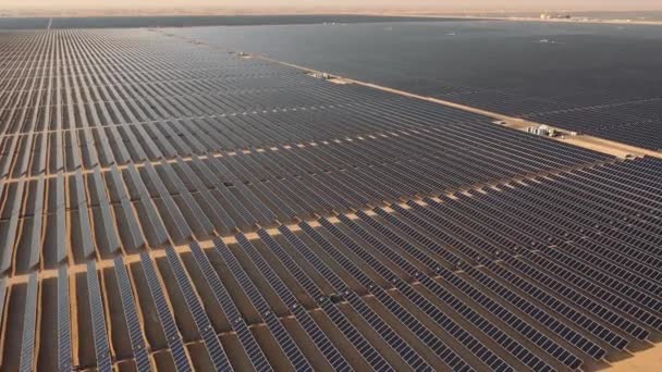 Antenne. Drone close-up van zonne-energie panelen, in de woestijn. — Stockvideo
